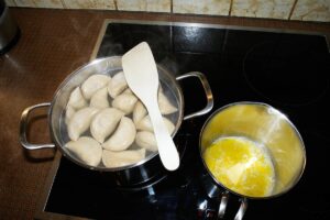 Die Krapfen in kochendem Salzwasser für ca. 8 Minuten kochen.