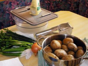 In der Zwischenzeit kochen die Kartoffeln.