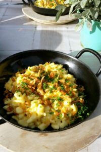 Käsespätzle mit ganz viel gerösteter Zwiebel.