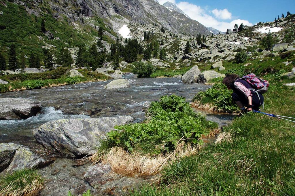 Gebirgswasser in einem Fluss Richtung Dabaklamm