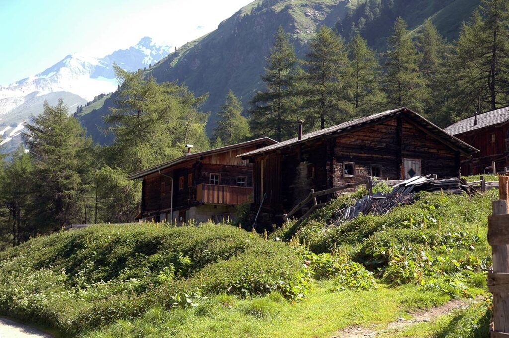 Nach der Dabaklamm geht es vorbei an Almen Richtung Dorfersee