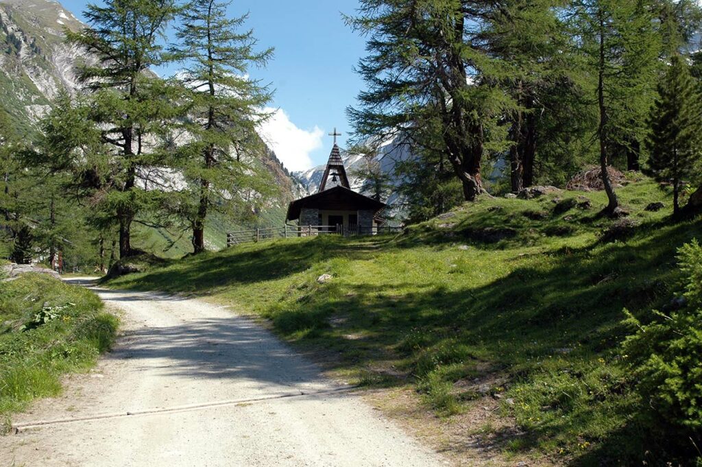 Ein kleines Kirchlein in der Nähe des Kalser Tauernhauses steht am Ende eines breiten Weges