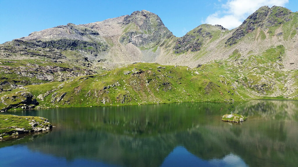 am Ziel, die Neualplseen und im Hintergrund die Schleinitz