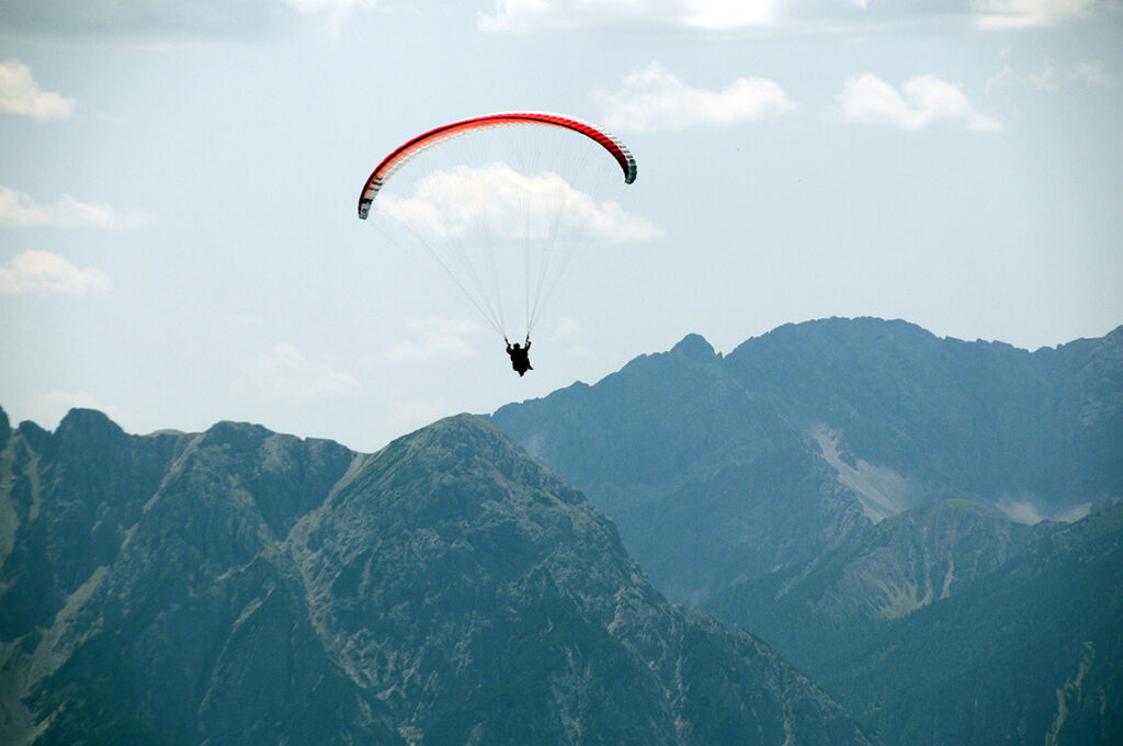 Paragleiter starten vom Startplatz neben dem Steinermandl