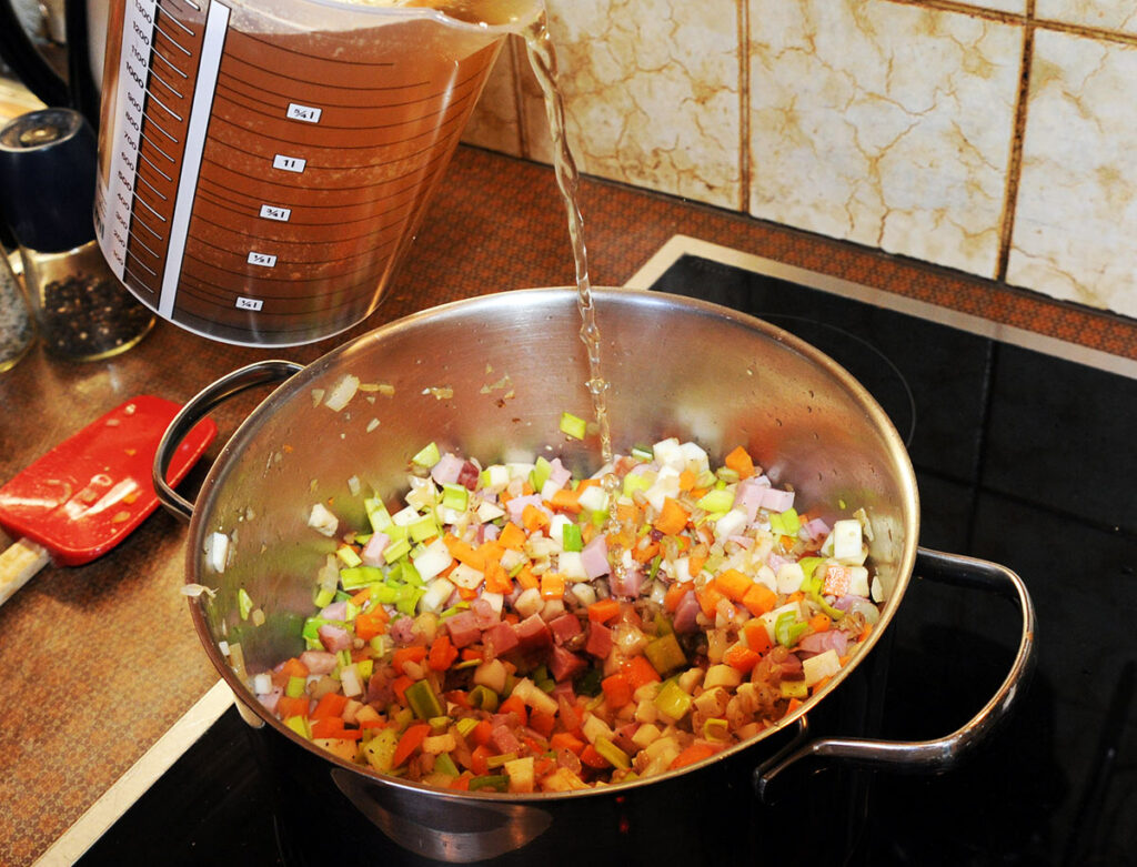 Mit Fleischsuppe aufgießen.