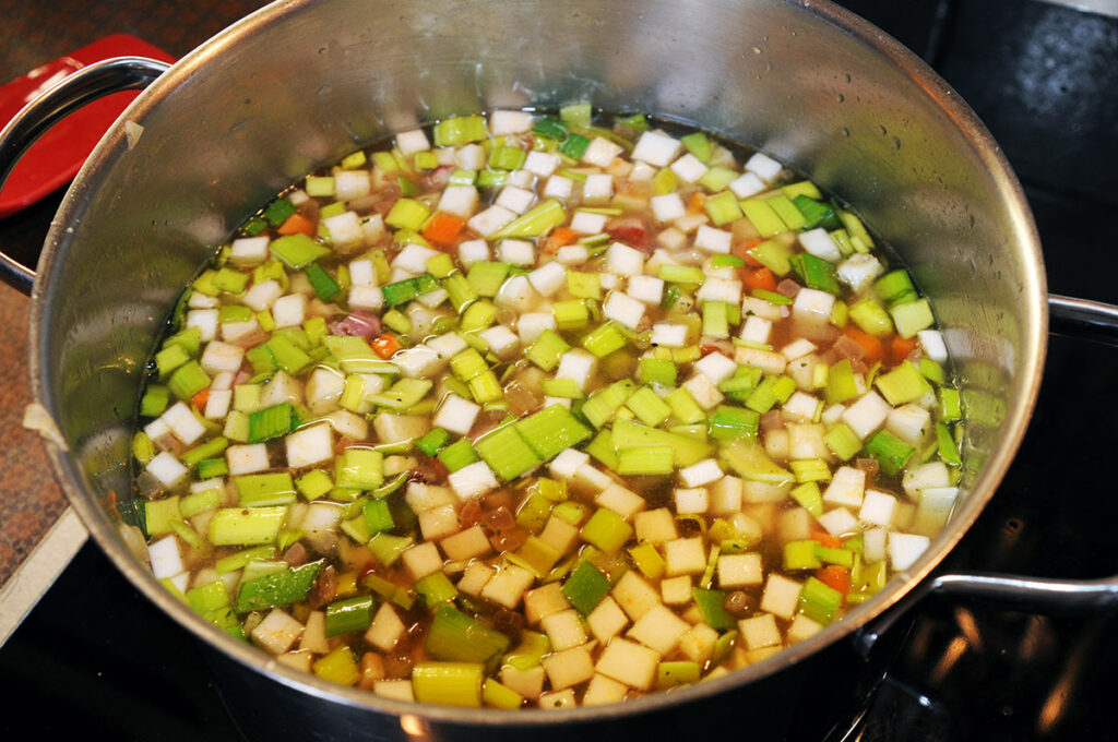 Suppe sanft köcheln lassen.