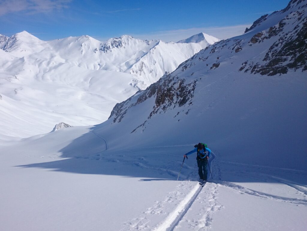 Eine Skitour in Osttirol durch tiefverschneite Landschaften läßt das Tourengeherherz höher schlagen.
