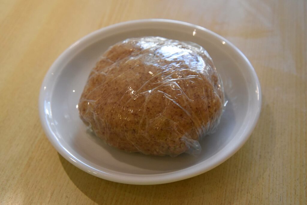 teig-in-frischhaltefolie-einwickeln