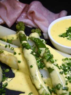Frischer Spargel mit Sauce Hollandaise