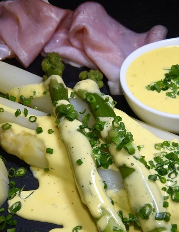 Frischer Spargel mit Sauce Hollandaise