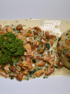 Eierschwammerlsauce mit Semmelknödel