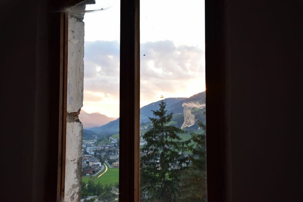 Blick aus einem Fenster auf den Sonnenuntergang über Sillian