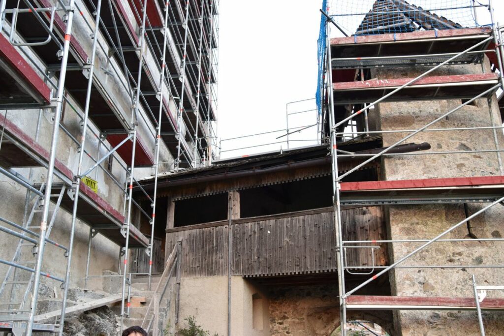 Gerüst auf der Baustelle um die Burggemäuer