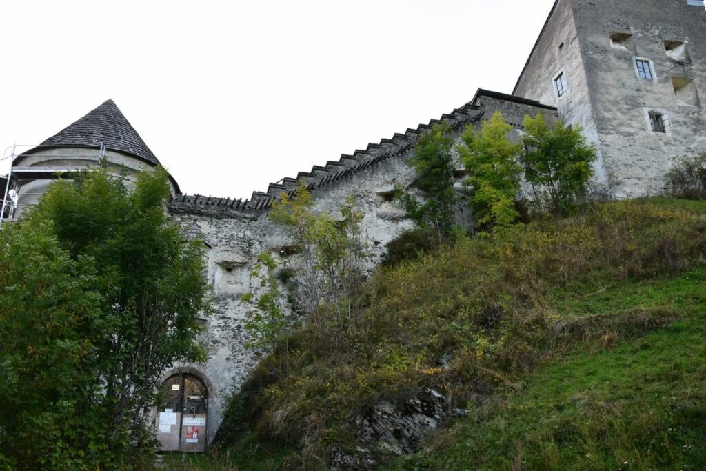 Die Ringmauer der Burg Heinfels