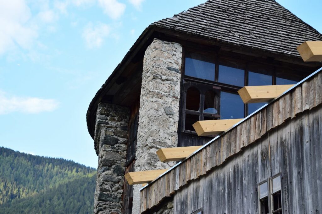 Neue Holzbalken liegen auf dem alten Gemäuer der Burg