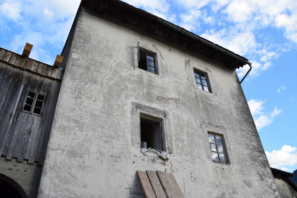 Der alte Burgturm der Burg Heinfels mit zum Teil kaputten Fensterscheiben