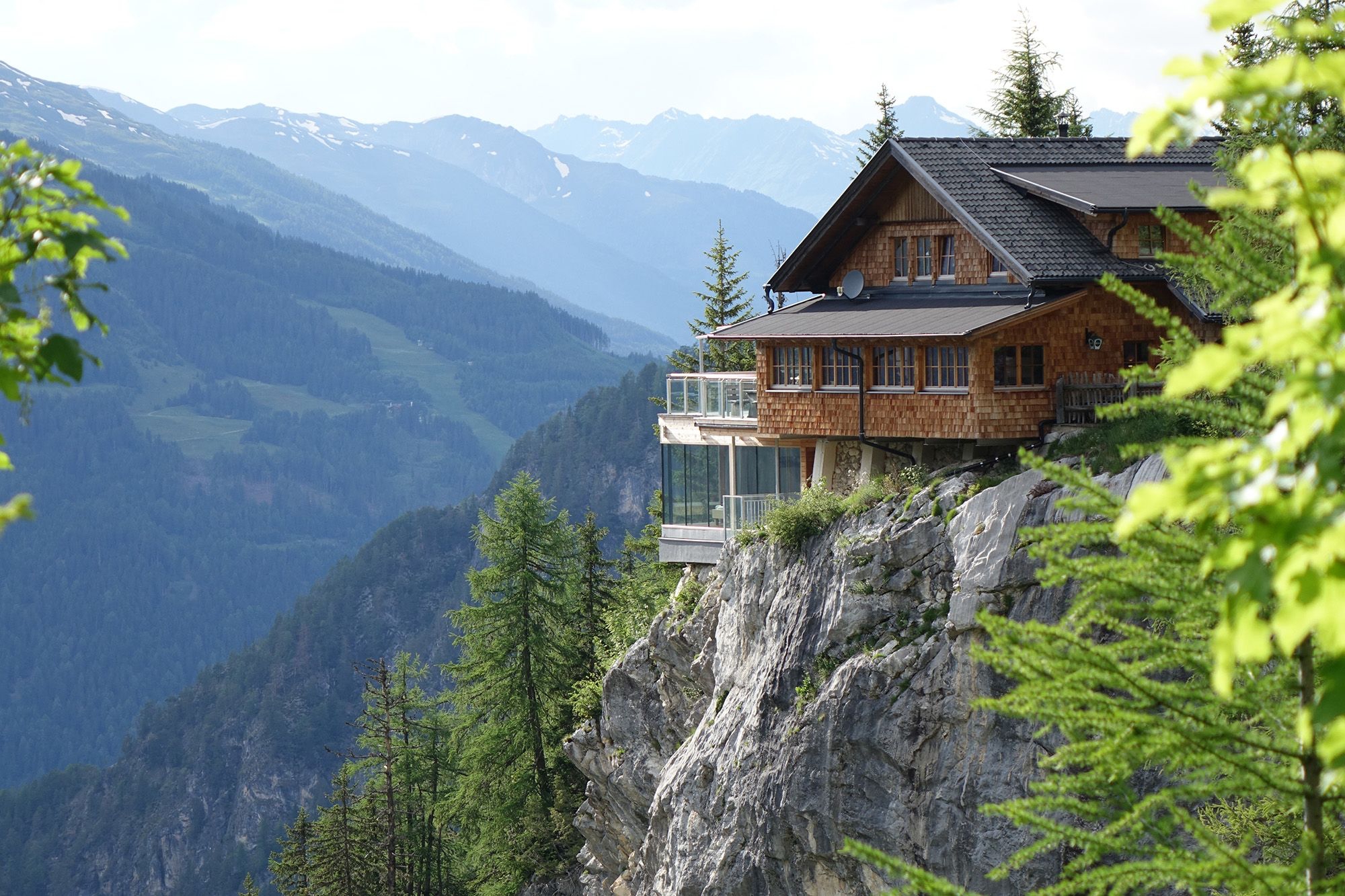 Шале на скале. Dolomitenhütte Osttirol, Австрия. Вилла в Швейцарии в Альпах. Доломитовые Альпы Австрия Шале. Швейцария архитектура Альпийские Шато.