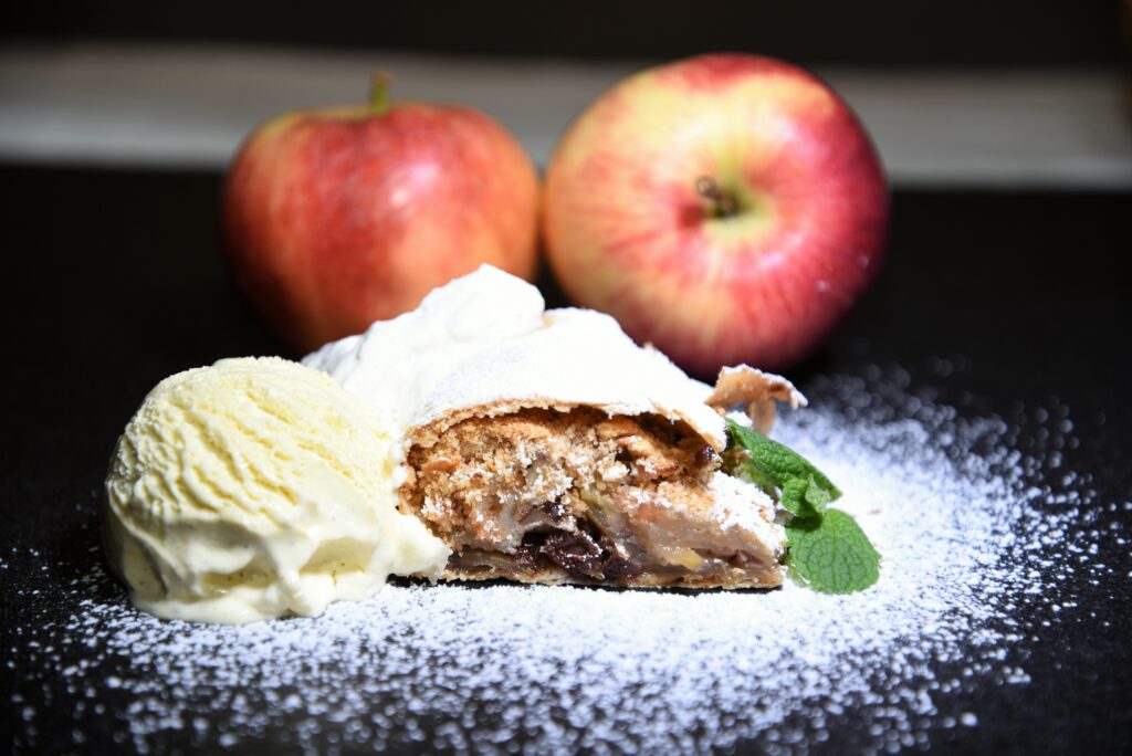 apfelstrudel-mit-vanilleeis