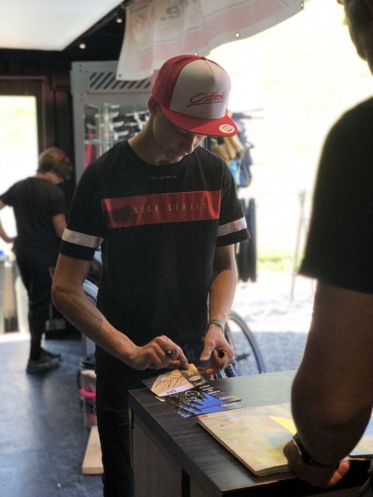 Nach dem Interview noch Autogramme schreiben, dann geht’s für Gabriel weiter zu einem Termin.