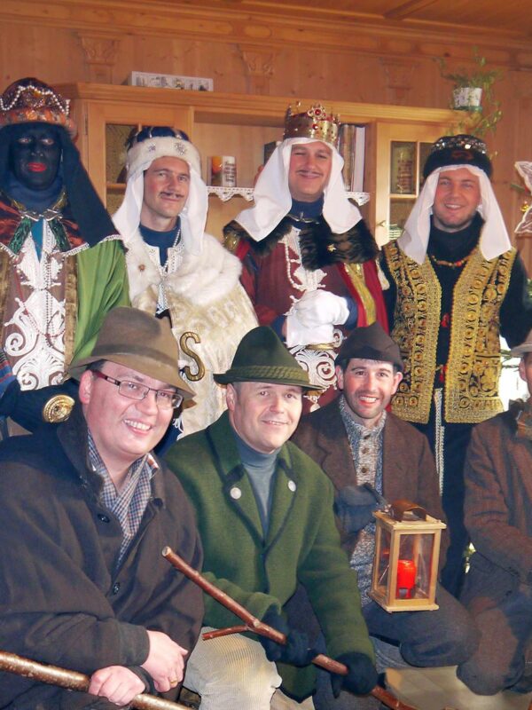 Die Sternsinger ziehen von Haus zu Haus