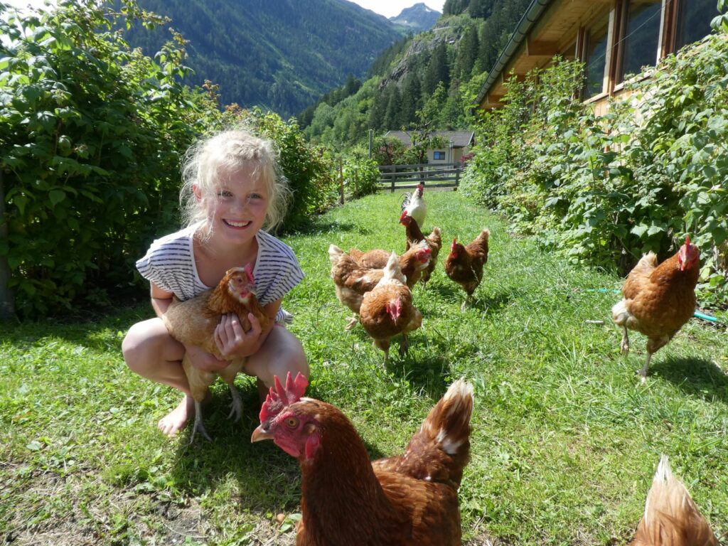 tochter-hemma-mit-henne-clementina