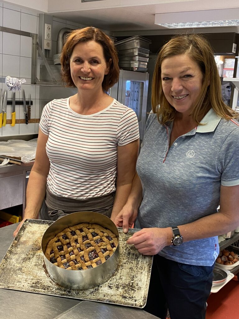 Hüttenschmaus Linzer Torte auf der Roat'zbodn Genusshitte in Osttirol