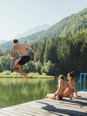 Ein Sprung ins kalte Wasser – mit dem Bäderbus zum Tristacher See.