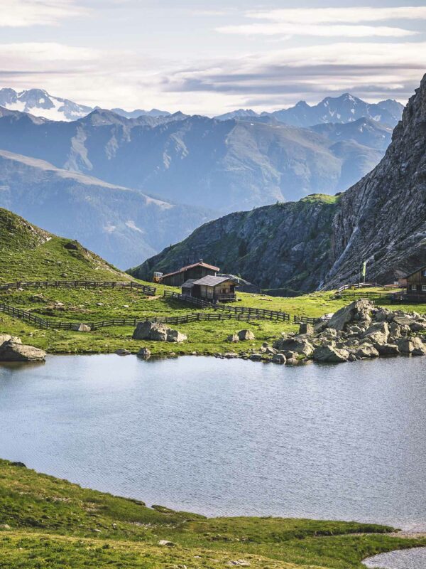 4 malerische Hütten am Bergsee