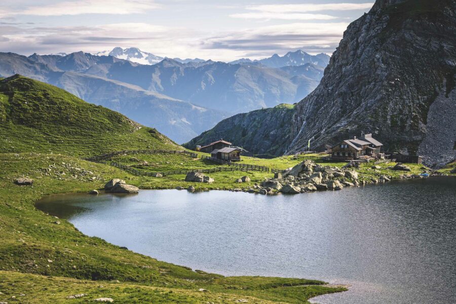 4 malerische Hütten am Bergsee