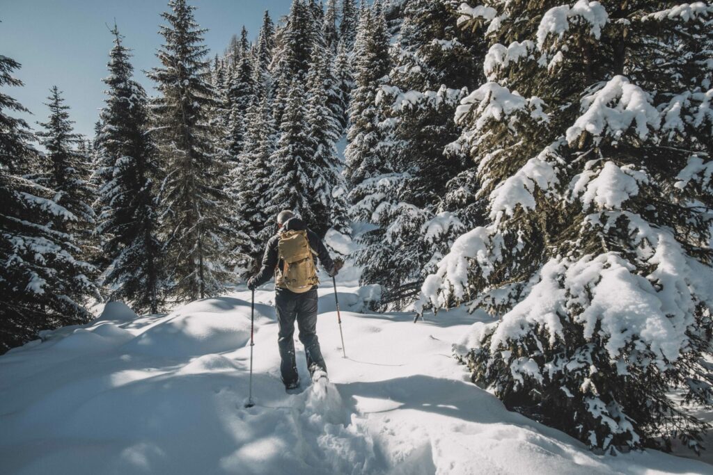 Stapfen durch den frischen Tiefschnee