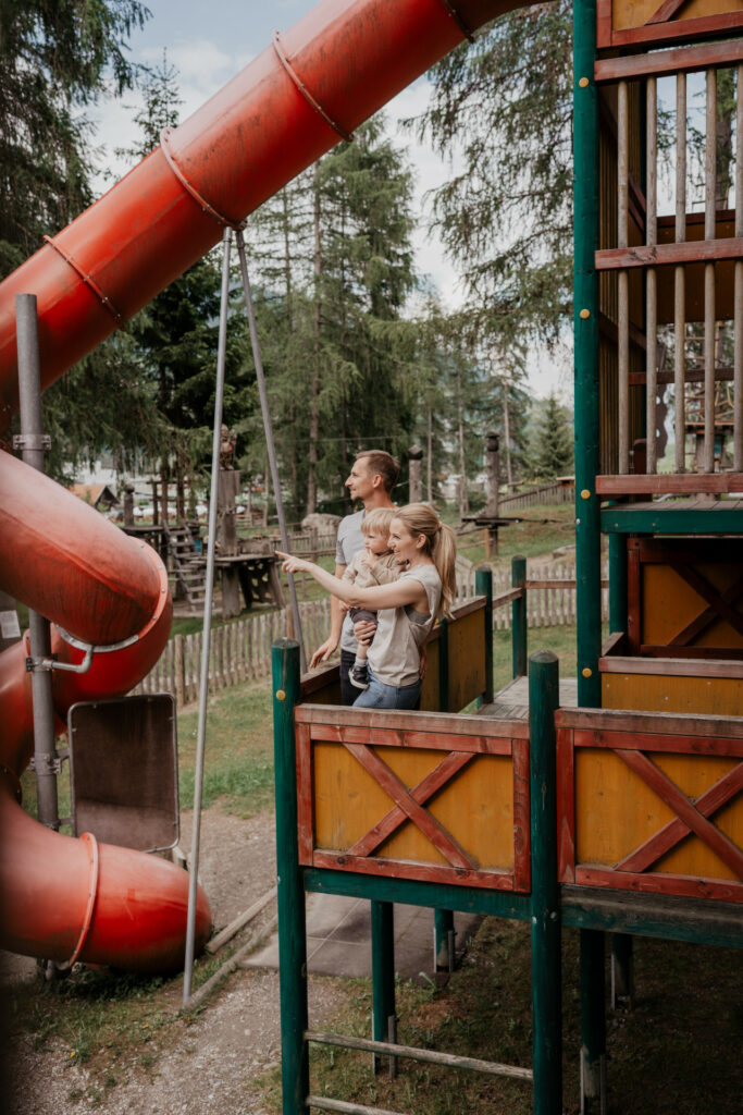 aussichtsturm rote rutsche familie mama papa kind
