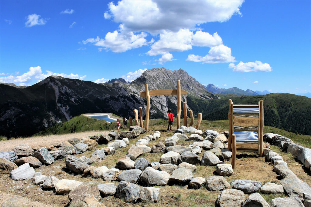 Labyrinth aus Steinen auf einem der Spielplätze in Osttirol