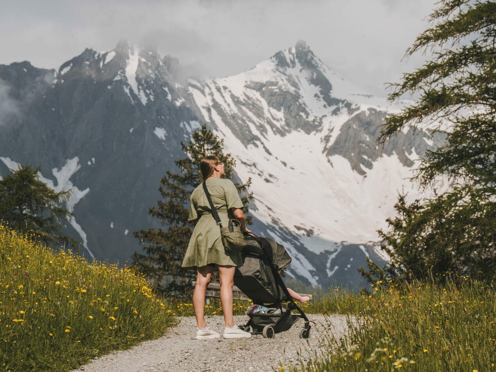 unten Wiese oben der schneebedeckte Berg, Großvenediger, Wanderung mit Kinderwagen