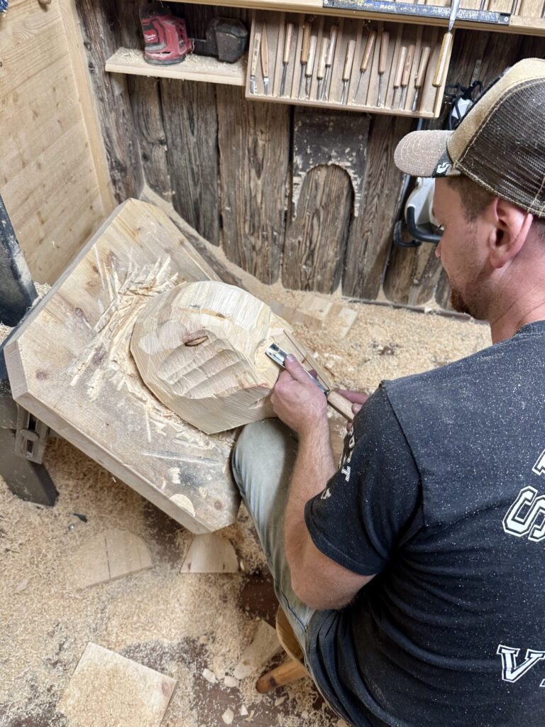 Erste Schnitzarbeiten mit Schnitzerwerkzeug