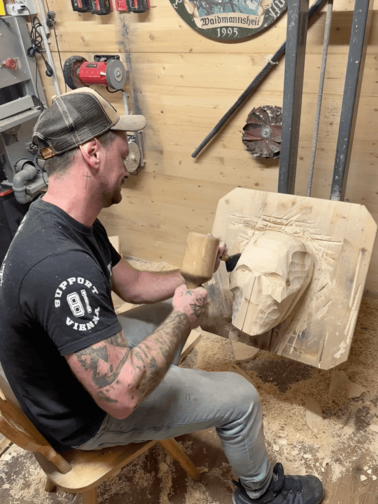 Schnitzer hobelt Krampuslarve - Vom Musel zur Krampuslarve