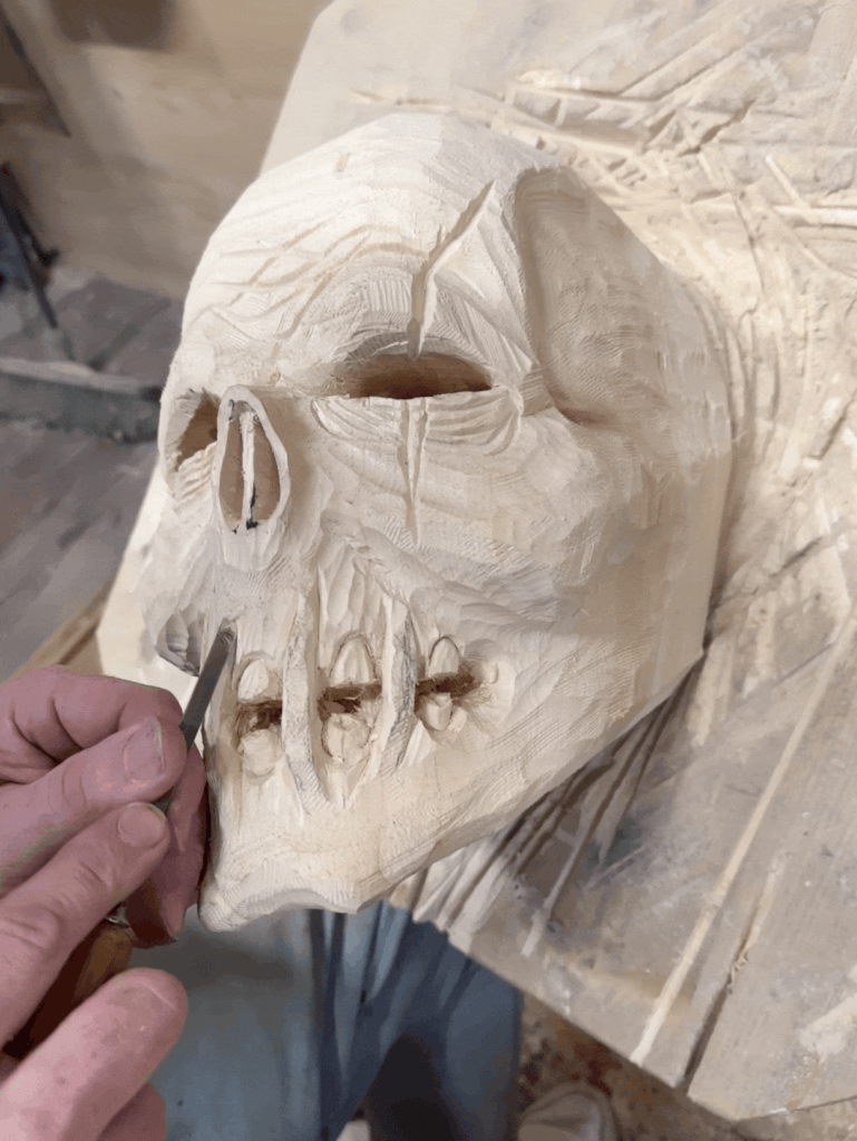 Feine Holzarbeit mit dem Schnitzmesser: Präzision und Handwerkskunst im Detail