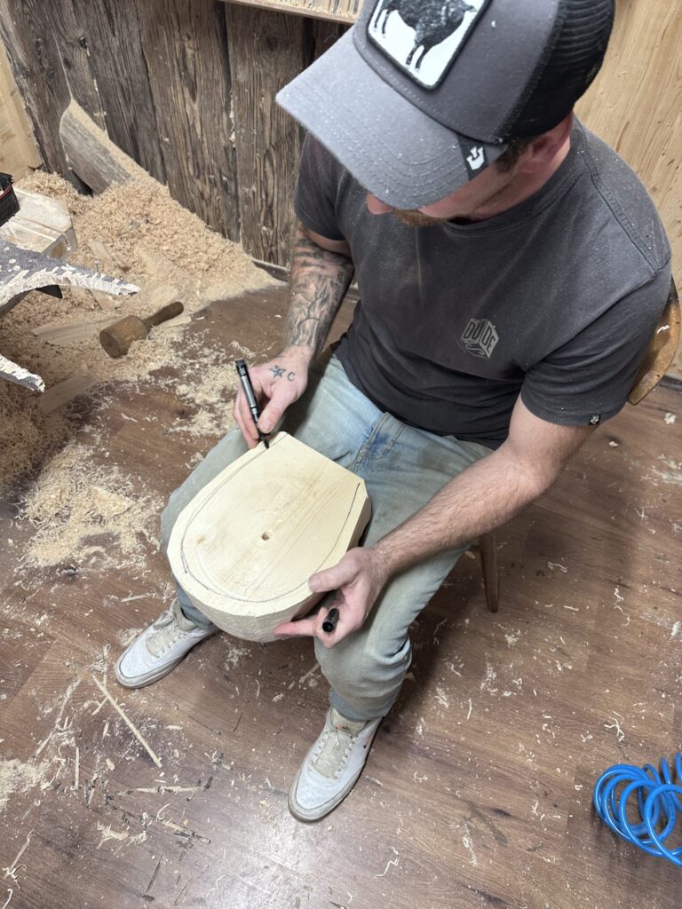 Vorzeichnung des Holzmotivs für das Aushöhlen mit der Motorsäge