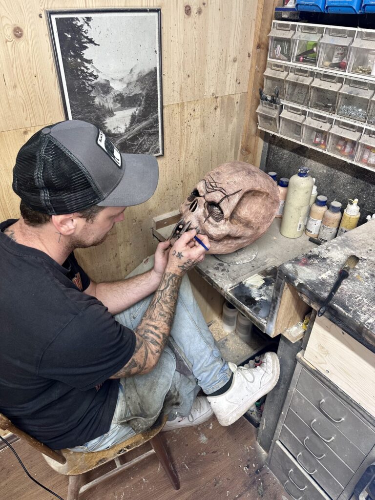 Michl Pfurner beim Bemalen der Krampuslarve