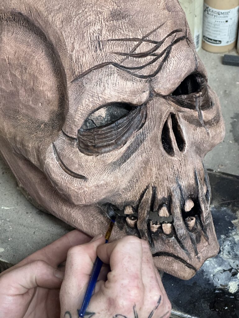 Bemalen der Larve mit verschiedenen Pinseln für feine Details