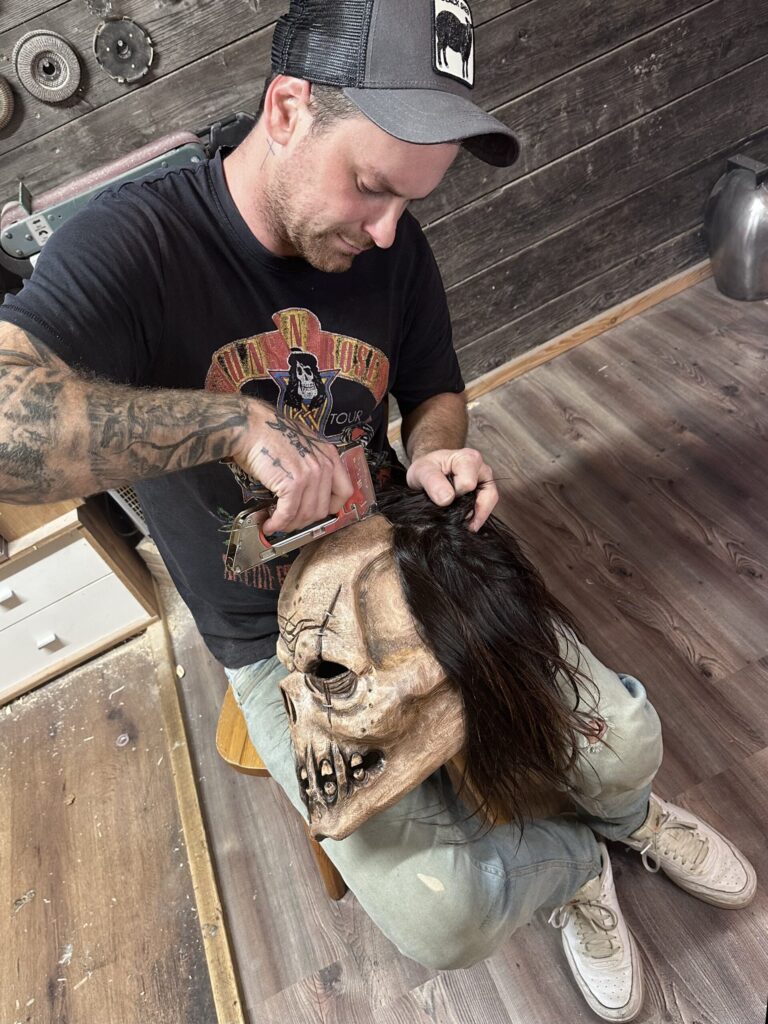 Die Haare werden sorgfältig auf die Larve geklammert