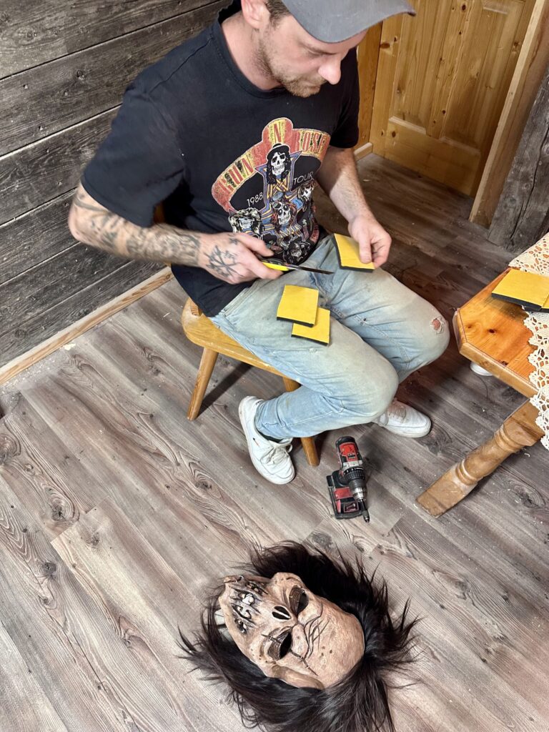 Anbringen des Schaumstoffs für die Polsterung der Larve