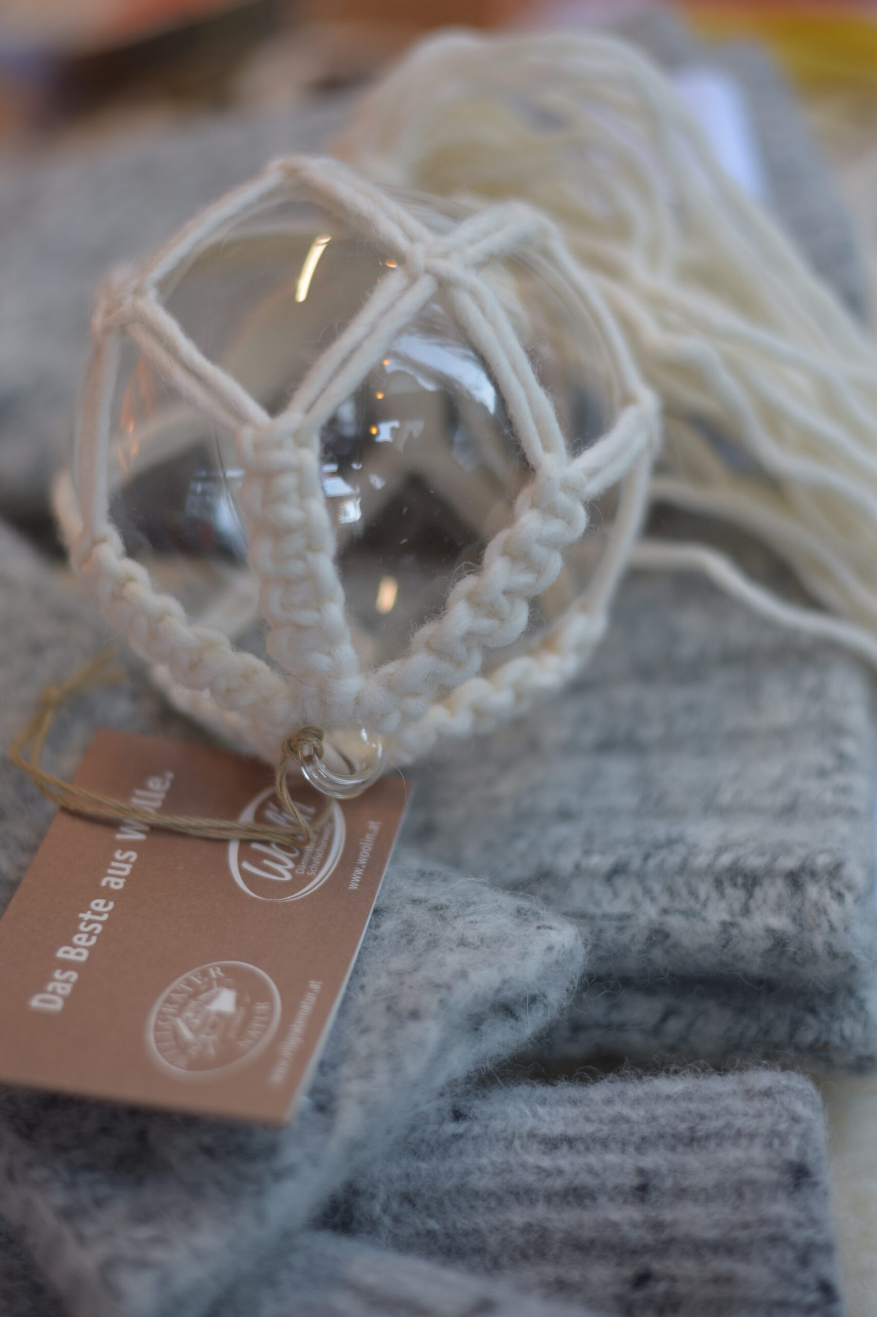 Fertige Makramee Weihnachtskugel auf Villgrater Natur Logo