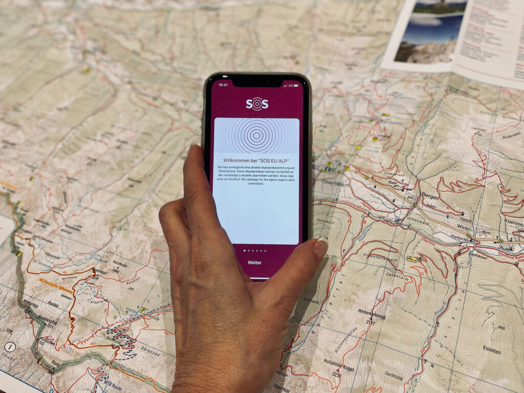 Die Smartphone-App SOS EU Alp ist kann im alpinen Notfall helfen und für Android und iOS verfügbar.