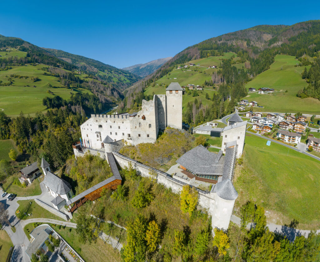 Burg Heinfels aus der Vogelperspektive