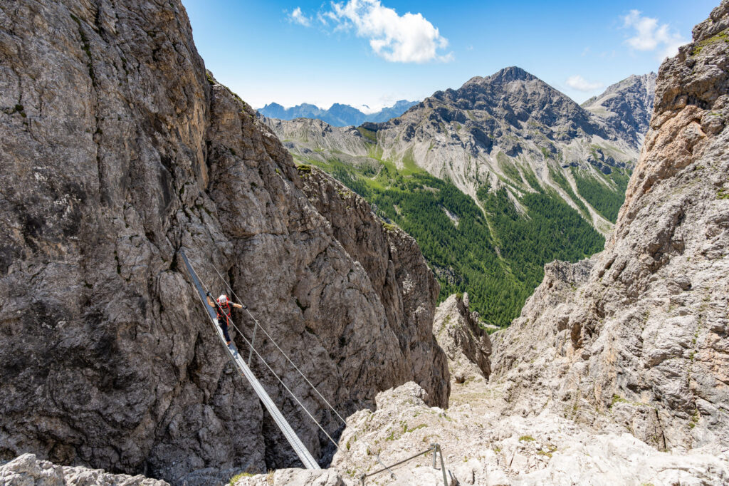Madonnen Klettersteig mit Seilbrücke in luftiger Höhe