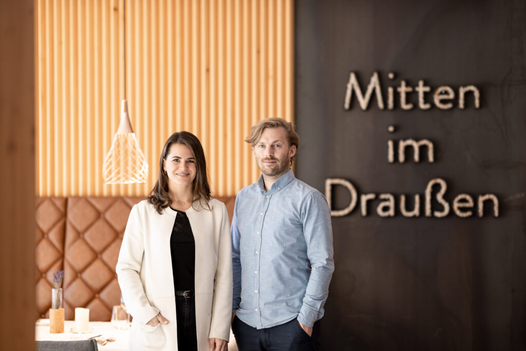Die Gastgeber des Naturhotel Outside, Alessa und Daniel.