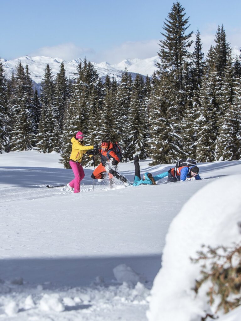 Winterwege, Schneespaß, Familienzeit. Osttirol Winterwandern