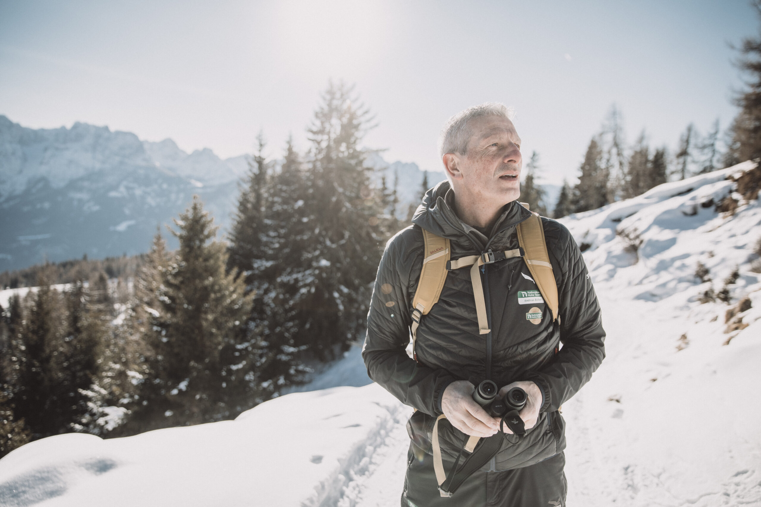 Porträt eines Nationalpark Rangers in Osttirol mit Fernglas in der Hand