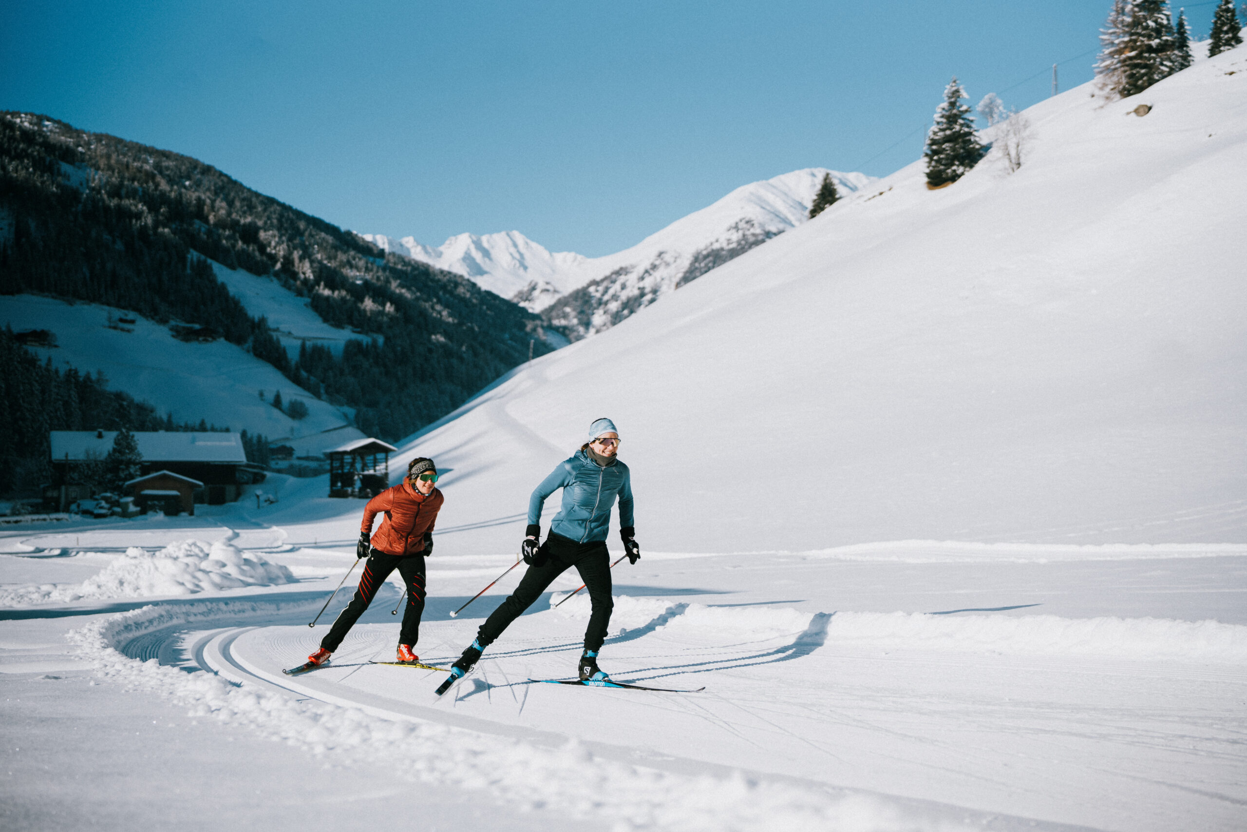 Zwei Damen beim Ausüben der Skating-Langlauftechnik in Innervillgraten.