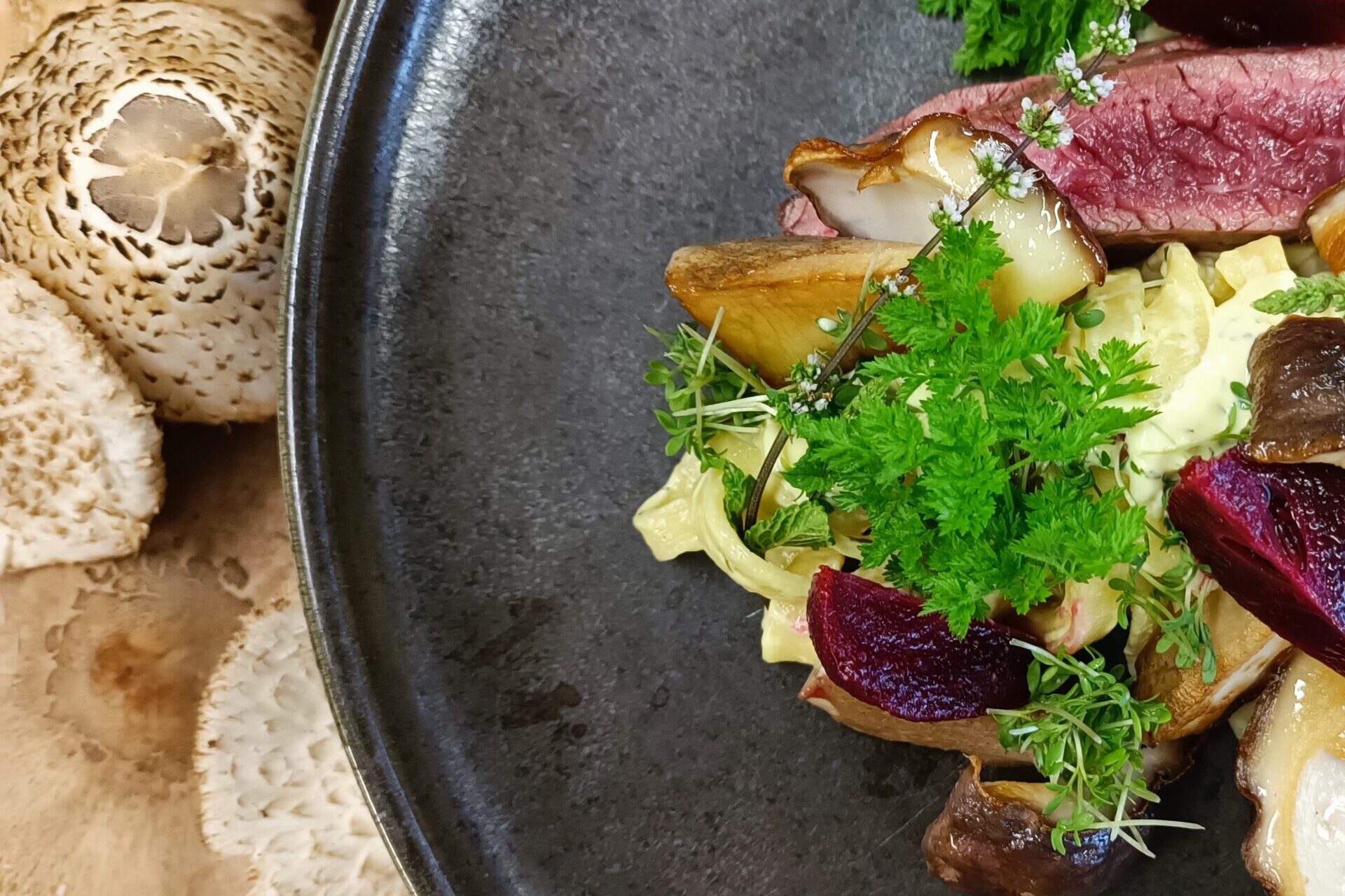 Steak mit hausgemachter Tagliatelle und gebratenen Steinpilzen